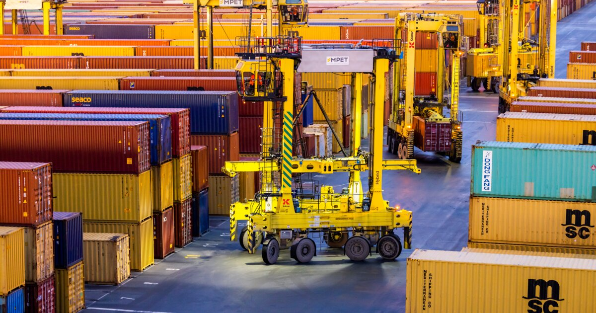 Tropical Shipping orders first hybrid straddle carrier Tropical Shipping orders first hybrid straddle carrier