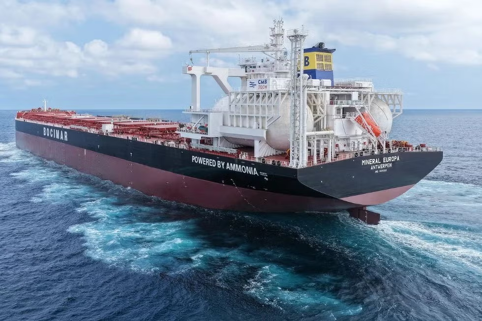 Ammonia-powered bulk carrier begins first voyage
